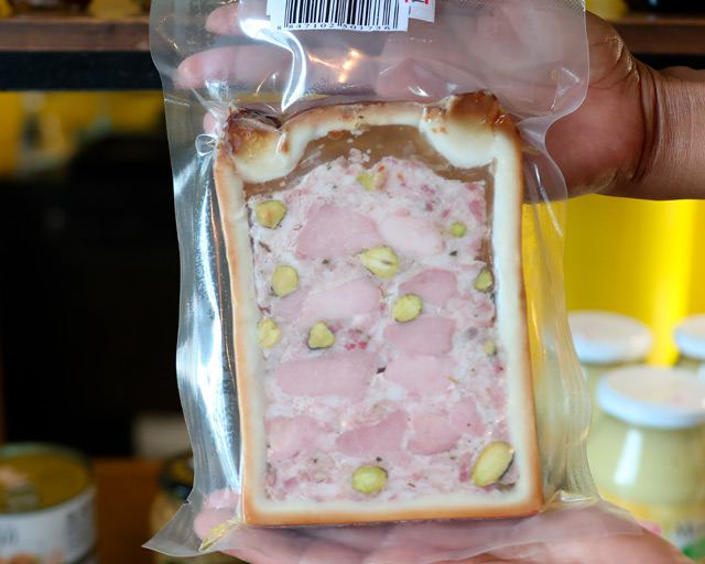 Meat pie with pistachio